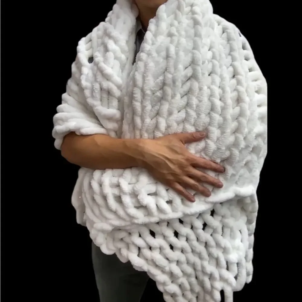 AVIVA STANOFF MARSHMALLOW POLYESTER THROW‎